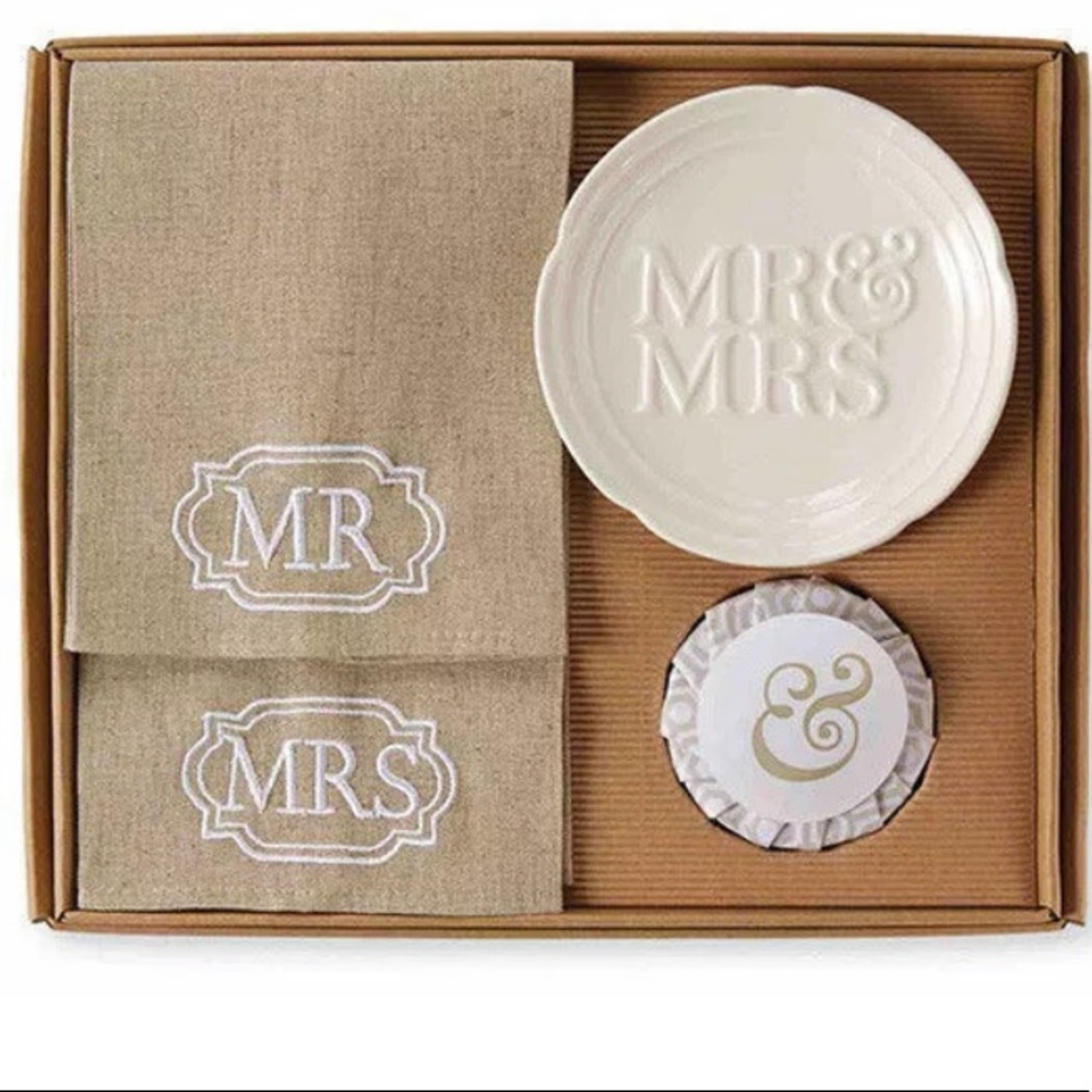 Mud Pie 4pc Set Linen Mr & Mrs Towels Soap & Dish wedding shower engagement gift